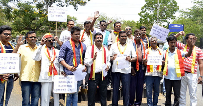 ಮೈಸೂರು: ಕರ್ನಾಟಕದ ಬಸ್ ಚಾಲಕ, ನಿರ್ವಾಹಕರ ಮೇಲೆ ಹಲ್ಲೆ ಖಂಡಿಸಿ ಕರ್ನಾಟಕ ಸೇನಾ ಪಡೆ ಪ್ರತಿಭಟನೆ